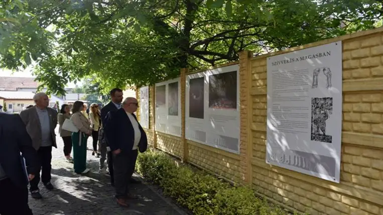 Szívverés a magasban. Kiállítás a Rákóczi Főiskolán - Berecz András a lélek hírnökeiről. Fotó: Kárpátinfó/ Kovács Elemér