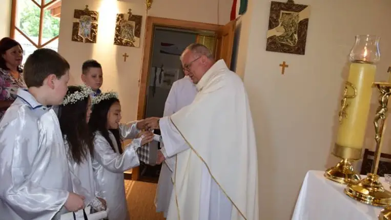 Úrnapi szentmise a beregardói Szent Kinga templomban - Az elsőáldozók keresztségi fogadása. Fotó: Kárpátinfó/ Kovács Elemér