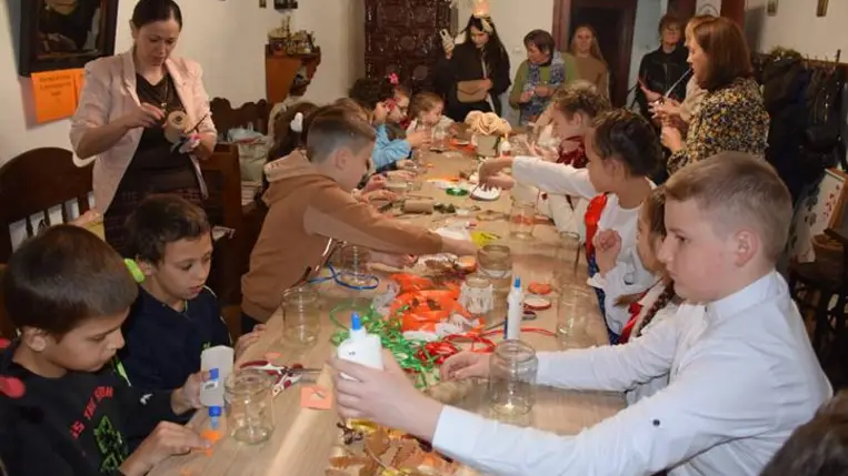 Márton-napi hagyományok elevenedtek meg a Nagyberegi Tájházban - Kézműveskedés, libazsíros kenyér és kemencében sült alma