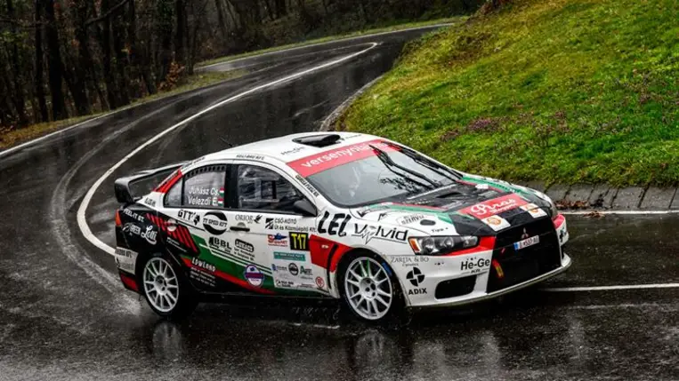 Eszti és Csabi végre versenyautóban… - A tavasz raliautóban találta a miskolci ralipárost. Fotók: Hajóka SportFotó