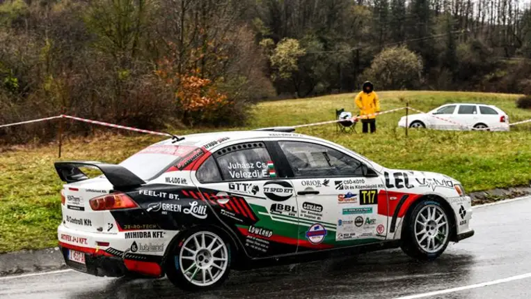 Eszti és Csabi végre versenyautóban… - A tavasz raliautóban találta a miskolci ralipárost. Fotók: Hajóka SportFotó
