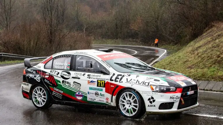 Eszti és Csabi végre versenyautóban… - A tavasz raliautóban találta a miskolci ralipárost. Fotók: Hajóka SportFotó