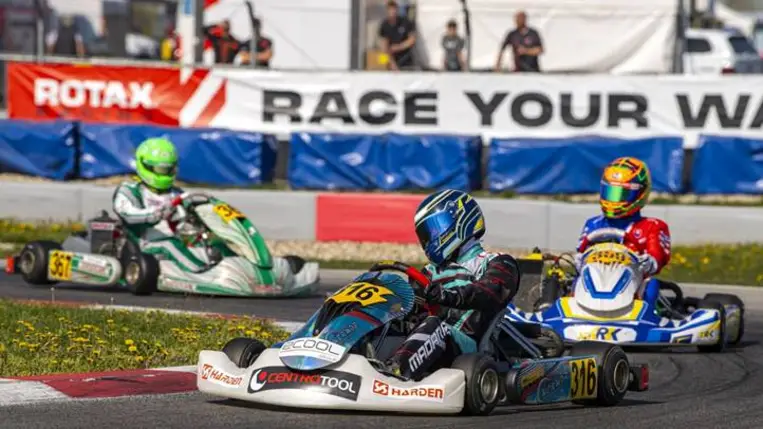 Beni és Ákos a Slovak Karting Centerben. Fotó: Hajóka Sport Fotó