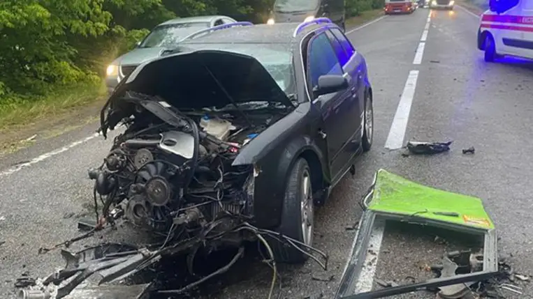 Baleset történt a Lviv–Sehini úton: egy Csernyihiv–Prága busz és egy Audi ütközött. A busz felborult, 32 embert – köztük gyerekeket – kórházba szállítottak. Fotó: Ukrán Nemzeti Rendőrség
