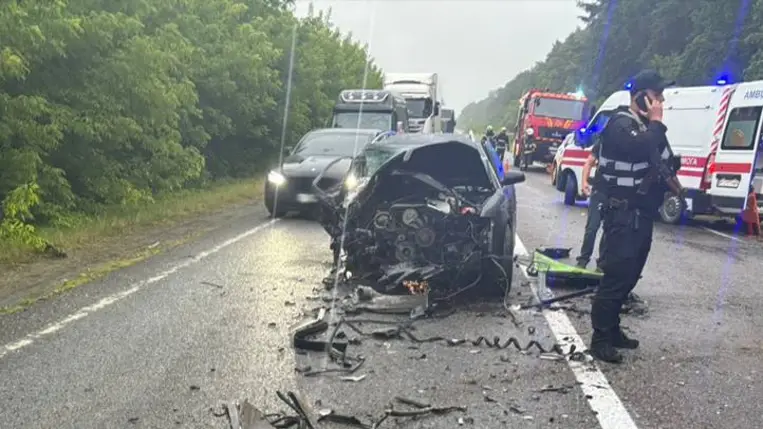 Baleset történt a Lviv–Sehini úton: egy Csernyihiv–Prága busz és egy Audi ütközött. A busz felborult, 32 embert – köztük gyerekeket – kórházba szállítottak. Fotó: Ukrán Nemzeti Rendőrség