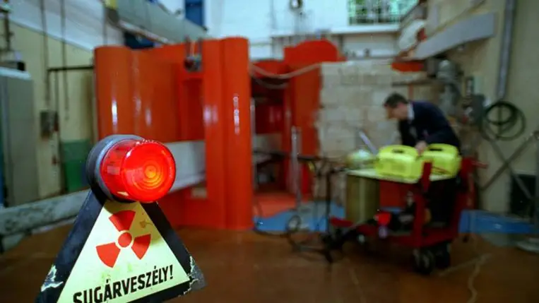 A sugárveszély olyan állapot, amikor a környezetbe radioaktív anyag kerül, és az emberi szervezetet káros ionizáló sugárzás érheti. Vészhelyzet esetén létfontosságú a gyors és pontos lakossági tájékoztatás, valamint a megelőző óvintézkedések betartása (Fotó: MTI/Balaton József)