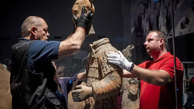 Agyagkatonát csomagolnak ki Az öröklét őrei – Az első kínai császár agyagkatonái című kiállításról tartott sajtótájékoztatón a Szépművészeti Múzeumban (Fotó: MTI/Balogh Zoltán)