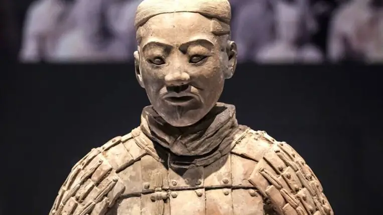 Agyagkatonák Az öröklét őrei – Az első kínai császár agyagkatonái című kiállítás megnyitója a Szépművészeti Múzeumban 2025. november 27-én (Fotó: MTI/Hegedüs Róbert)