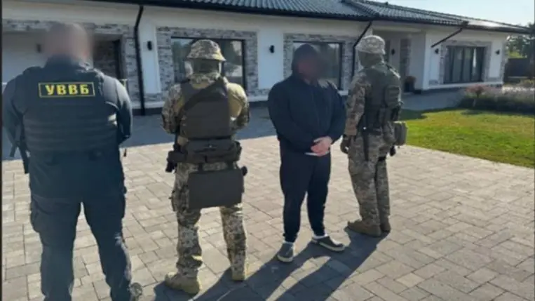 Kárpátalján egy férfi 10 ezer dollárt kínált egy határőrnek, hogy segítse négy hadköteles férfi illegális átkelését a magyar határon. A vesztegetőt tetten érték. Fotó: Ukrán Állami határőrszolgálat