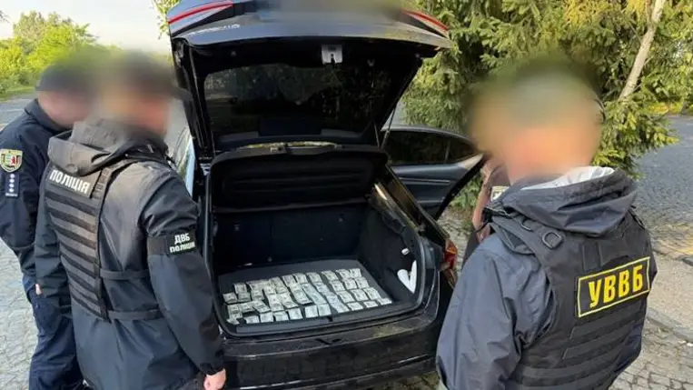 Kárpátalján egy férfi 10 ezer dollárt kínált egy határőrnek, hogy segítse négy hadköteles férfi illegális átkelését a magyar határon. A vesztegetőt tetten érték. Fotó: Ukrán Állami határőrszolgálat