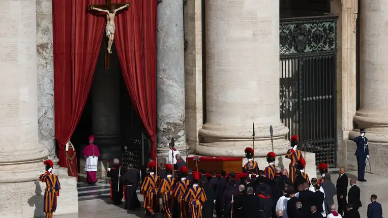 Átvitték Ferenc pápa nyitott koporsóját a Szent Péter-bazilikába