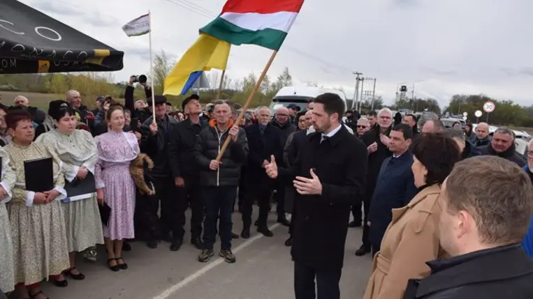 Történelmi pillanat: megnyílt a Nagypalád-Nagyhódos határátkelő. Fotó: Kárpátinfo/Kovács Elemér