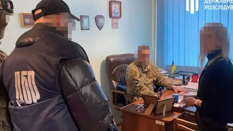 Kárpátalján a hadkiegészítő alkalmazottja férfiakat szöktetett ki a toborzóközpontból, még az ágya is tele volt pénzzel