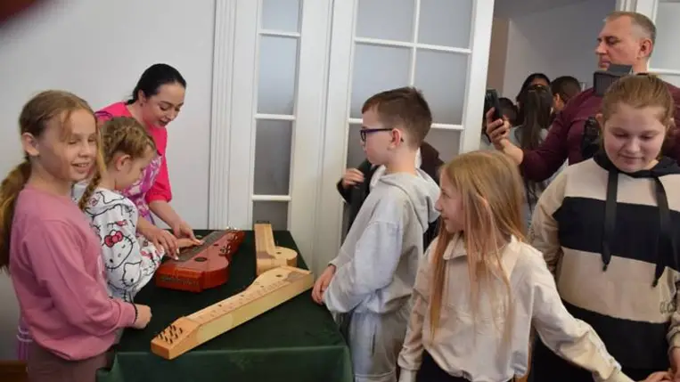 Hangszerbemutató a beregardói Perényi Kultúrkúriában - Nem csak a muzsikusnak van dalból a lelke