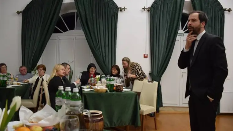 Találkozó a Perényi Kultúrkúriában - Irodalmi est a borkultúra jegyében