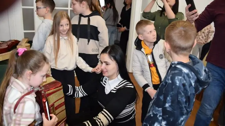 Hangszerbemutató a beregardói Perényi Kultúrkúriában - Nem csak a muzsikusnak van dalból a lelke