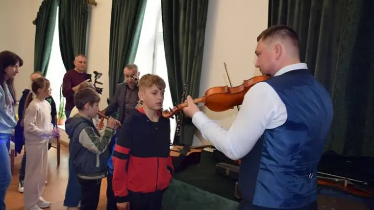 Hangszerbemutató a beregardói Perényi Kultúrkúriában - Nem csak a muzsikusnak van dalból a lelke