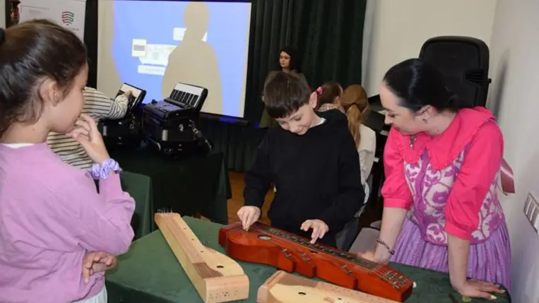 Hangszerbemutató a beregardói Perényi Kultúrkúriában - Nem csak a muzsikusnak van dalból a lelke