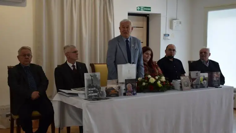 Irodalmi kilátó a beregszászi konzulátuson - A 75 éves Vári Fábián László, a hűség költőjének köszöntése