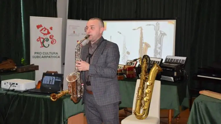 Hangszerbemutató a beregardói Perényi Kultúrkúriában - Nem csak a muzsikusnak van dalból a lelke