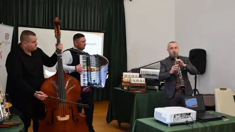 Hangszerbemutató a beregardói Perényi Kultúrkúriában - Nem csak a muzsikusnak van dalból a lelke