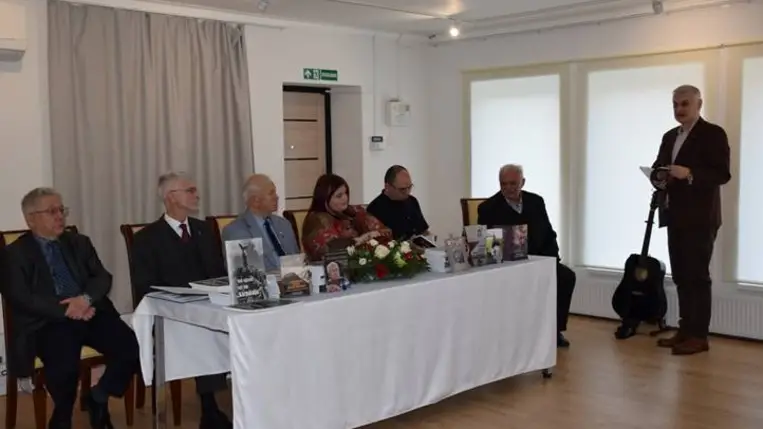 Irodalmi kilátó a beregszászi konzulátuson - A 75 éves Vári Fábián László, a hűség költőjének köszöntése