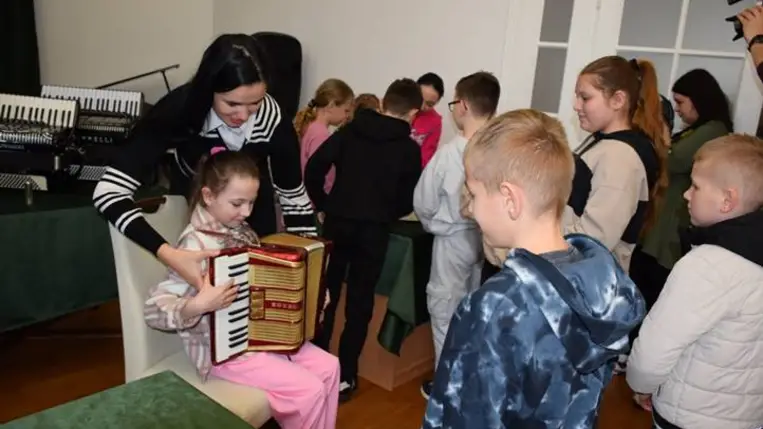 Hangszerbemutató a beregardói Perényi Kultúrkúriában - Nem csak a muzsikusnak van dalból a lelke