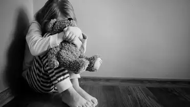 Kiskorú áldozat. Bántalmazás. Illusztráció