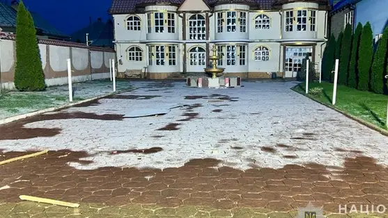 Kárpátalján a rendőrök őrizetbe vették a Beregszászi járási Pidvinohragyiv (Szőlősvégardó) község 34 éves lakosát, aki egy verekedés során halálosan megsebesítette falubelijét. Fotó: Nemzeti Rendőrség