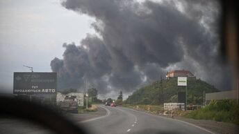 A hatóságok felszólítják a lakosokat, hogy kerüljék a szabadban tartózkodást a veszélyes égéstermékek miatt. Fotó: FB/MyroslavBiletskyi.official