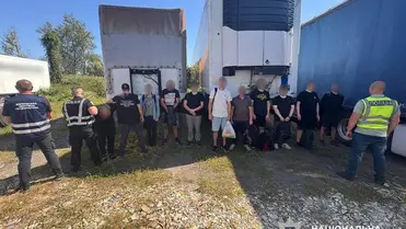 Kilenc férfit próbált a farakomány alatt elrejteni egy vállalkozó Kárpátalján. Fotó: Ukrán Nemzeti Rendőrség