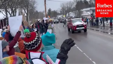 Ukránpárti tüntetők fogadták J.D. Vance alelnököt Vermontban, a titkosszolgálatnak kellett kimenekítenie