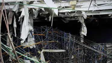 Munkácson a tűzoltók második napja küzdenek a lángokkal az orosz rakétacsapás után. Fotó: DSZNSZ