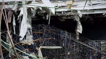 Munkácson a tűzoltók második napja küzdenek a lángokkal az orosz rakétacsapás után. Fotó: DSZNSZ