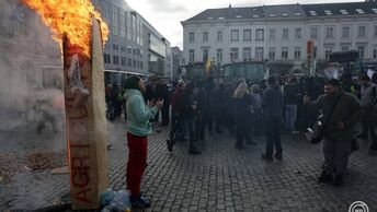  Rohamrendőrök az uniós agrárpolitikai terveket ellenző gazdatüntetésen az Európai Parlament épületénél Brüsszelben 2025. december 18-án, az EU-tagállamok brüsszeli csúcstalálkozója idején. MTI/EPA/Olivier Matthys