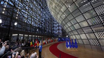 Az uniós tagállamok decemberi, brüsszeli csúcstalálkozójáról, Von der Leyen bizottsági elnök sajtótájékoztatóján készült fotó (Forrás: MTI/EPA/Olivier Matthys)