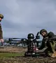 Ukrán katonák egy Baba Jaga típusú nehézbombázó drónt készítenek elő 2026. március 23-án. Fotó: Dmytro Smolienko / Ukrinform / NurPhoto / Getty Images