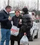 Egy civil szervezet önkéntese segít tovább utazást szervezni az orosz-ukrán háború elől Ukrajnából menekülő családnak a halmi román-ukrán határátkelőhely román oldalán 2022. március 7-én. (Fotó: Kiss Gábor/MTI/MTVA)