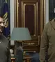 Az ukrán elnöki sajtószolgálat által 2023. március 27-én közreadott képen Volodimir Zelenszkij ukrán államfő, Andrij Jermak, az ukrán elnöki volt hivatal vezetője Kijevben március 26-án (Fotó: MTI)