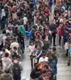 Illegális bevándorlók rendkívüli tartózkodási és munkavállalási engedély igényléséhez állnak sorban egy spanyol közigazgatási iroda előtt, a Barcelona közelében fekvő Hospitalet de Llobregatban 2026. április 21-én (Fotó: MTI/AP/Emilio Morenatti)