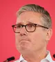 Keir Starmer brit miniszterelnök beszél a múlt heti választások helyzetértékelőjén Londonban 2026. május 11-én. (Fotó: MTI/AP/PA/James Manning)