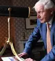 Sir David Attenborough brit természettudós és ismeretterjesztő dokumentumfilmes egy távcsőbe néz a Joseph Mallord William Turner angol romantikus festő alkotásaiból rendezett kiállításon Turner otthonában, London Twickenham nevű külvárosában 2020. január 10-én (Fotó: MTI/EPA/Andy Rain)