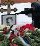 Ljudmilla Navalnaja, a néhai Alekszej Navalnij orosz ellenzéki politikus édesanjya (elöl) a fia halálának második évfordulóján tartott megemlékezésen a moszkvai Boriszovszkoje temetőben lévő sírjánál 2026. február 16-án. Navalnij börtönben halt meg 47 éves korában. MTI/EPA/Makszim Sipenkov