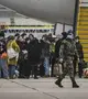 Ukrán menekültek várakoznak egy portugál repülőtéren. Fotók: AFP