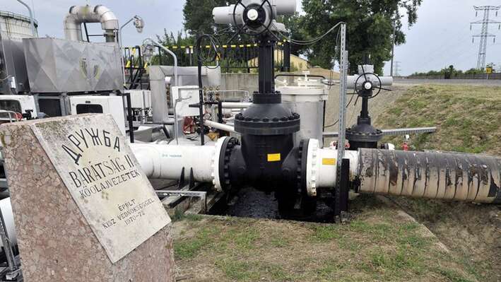 A Barátság 2 kőolajvezetéknek a Mol Dunai Finomítójába belépő vezetéke Százhalombattán a fő elzáró csappal, előtérben emléktábla 2013. július 25-én. Fotó: Máthé Zoltán / MTI