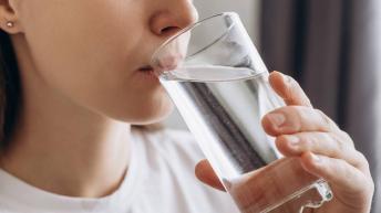 Tényleg segít napi 2 liter víz a fogyásban?