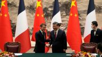A hivatalos látogatáson Kínában tartózkodó Emmanuel Macron francia elnök (b) és Hszi Csin-ping kínai államfő a pekingi Nagy Népi Csarnokban folytatott tárgyalásai utáni sajtóértekezlet végén, 2023. április 6-án. (Fotó: MTI/EPA/AP pool)