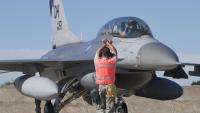 A repülésre felkészítés befejezését jelzi a személyzet egyik tagja egy amerikai F-16-os pilótájának. Fotó: MTI/Ujvári Sándor